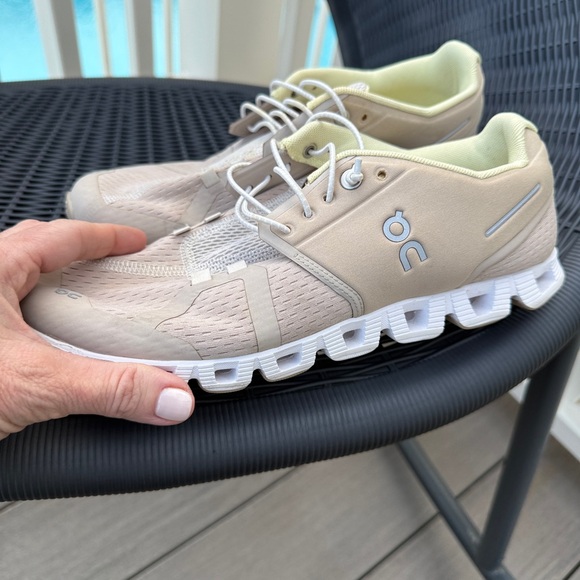 On Cloud 5 women’s tennis shoe. light weight, slip on. - Picture 5 of 6